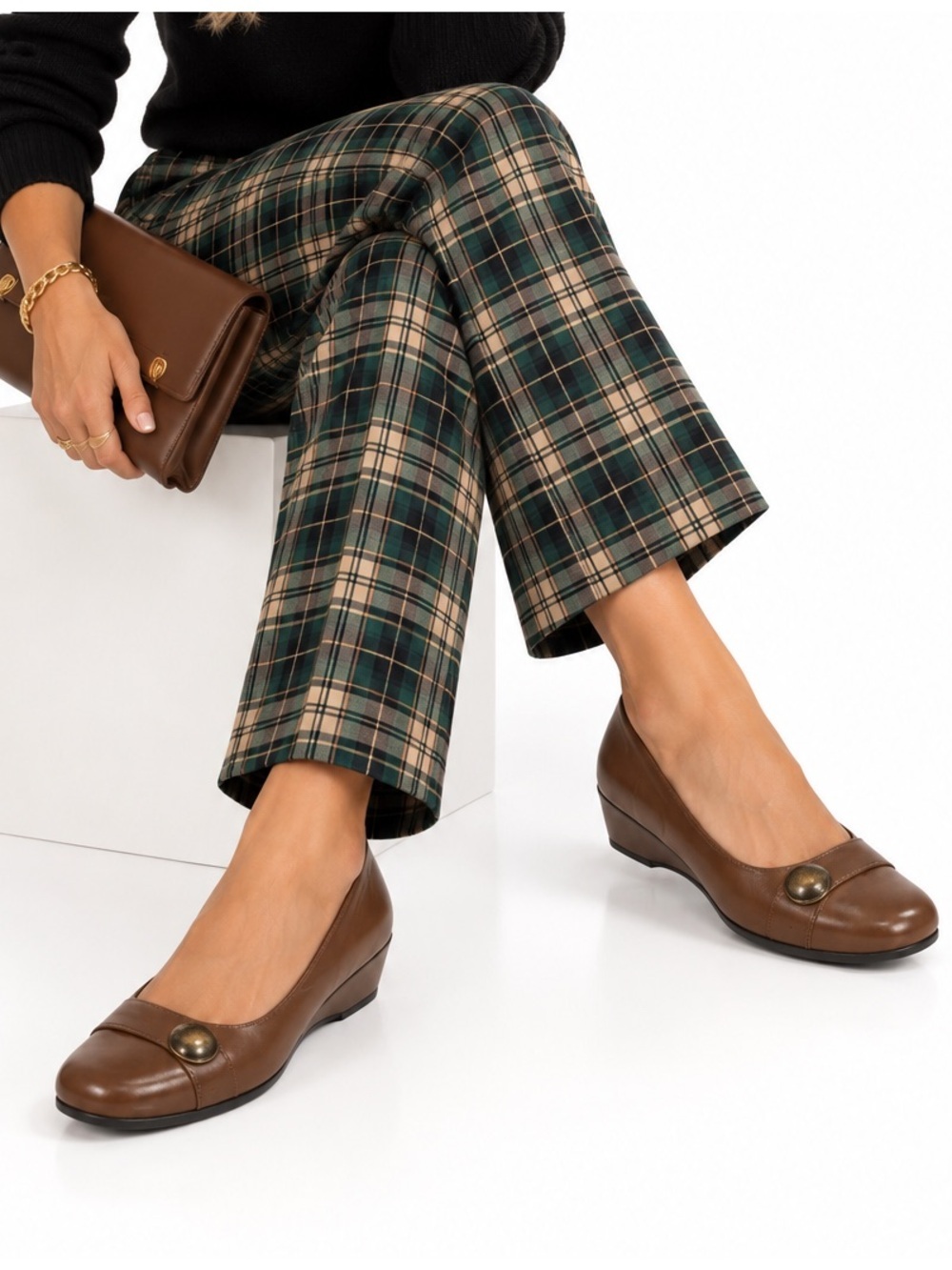 RASOLLI BROWN CLASSIC LEATHER LOAFERS WITH BUTTON DETAIL SZ 7.5